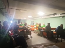 Учасники тренінгу з протидронової безпеки під час занять в укритті: інструктор демонструє обладнання, слухачі уважно спостерігають та роблять нотатки