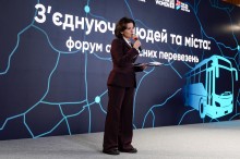 Марічка Падалко на форумі. Говорить у мікрофон.