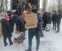 Представники Благодійної організації Благодійного фонду «GLOBAL EMPOWERMENT MISSION» GEM на постійній основі забезпечують мешканців Донеччини продуктовими наборами та питною водою, самостійно доставляючи допомогу у найвіддаленіші куточки області