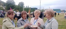 Група жінок куштує кашу на природі