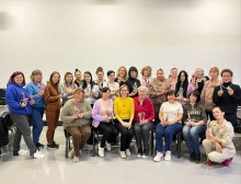 Дорослі відвідувачі хабу на груповому фото показують власні поробки