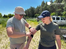Інструктор з тактичної медицини перевіряє накладення турнікетів у учасників.