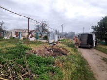 Зруйнований окупантами житловий будинок та рятувальники, які допомагають ліквідовувати наслідки обстрілу.