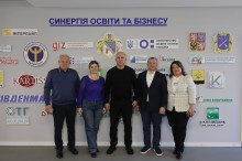 Спільне фото. Учасники зустрічі та голова Донеччини Вадим Філашкін.