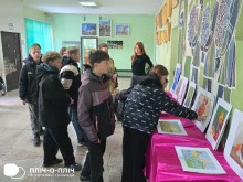 Школярі з Кременчука відвідують виставку дівчини з Бахмута