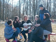 Учні та викладачі Лиманського професійно-технічного училища під час дозвілля з гітарою на свіжому повітрі.
