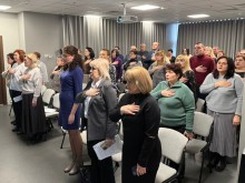 Учасники засідання під час гімну України