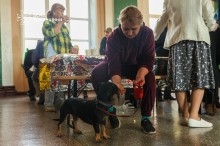 Жінка годує песика