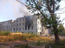 Пошкоджена будівля, де почалась пожежа після ворожого осбтрілу