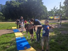 Діти навчаються стрільбі з лука під керівництвом інструкторів на заході «Туризм крокує Україною» у Кропивницькому.