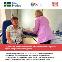 Медпрацівниця бере кров у Валентини у рамках обстеження