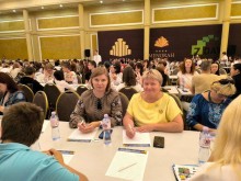 Представники місцевої влади і делегація Донецької області пишуть диктант