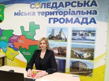 Головний спеціаліст Управління соціального захисту населення Соледарської міської ради Наталя Профатілова показала презентацію місцевих Порядків  надання матеріальної допомоги з 01/07/2026 Захисникам та Захисницям України, ветеранам війни