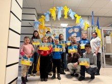 На майстер - класі «Єдина Україна в наших руках» діти робили патріотичні листівки