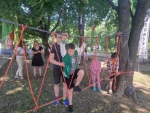 Діти проходять туристську смугу перешкод під керівництвом інструктора під час заходу «Туризм крокує Україною» у Кропивницькому.
