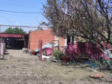 Паркан та покрівля будинку, пошкоджені обстрілом окупантів.