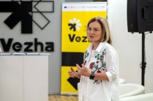 Представниця простору розповідає про відкриття.