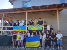 Спільне фото дітей Сіверської громади біля будинку. Діти тримають прапори України, Донеччини та Сіверської громади.