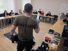 Студенти та викладачі Маріупольских коледжів під час практичних майстер-класів з надання першої домедичної допомоги