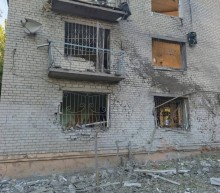 Зруйнована багатоповерхівка після ворожого обстрілу