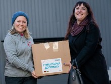 Світлана Агадженян видає гуманітарну допомогу переселенки з Донеччини