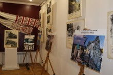 Експозиція виставки на мольбертах та стінах із фотографіями архітектурних пам'яток Святогір'я