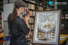 Фото картини на телефон робить відвідувачка виставки. На картині написано "Наше сьогодення та минуле". Щасливі діти на подвір'ї, а потім зруйнований дім.