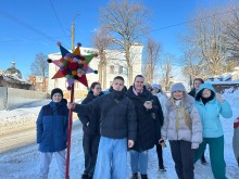 Хлопці та дівчата на вулиці. Хлопець тримає в руках палицю х різнокольоровими кульками.