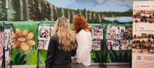 Жінки передивляються роботи