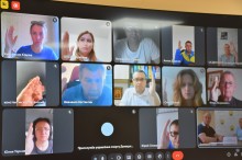 Учасники онлайн. Голосують за призначення обласної стипендії. У всіх учасників підняти руки.