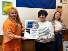 Вікторі Набокова вручає подяку організаторам проєкту