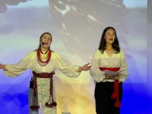 Учасниці майстер-класу співають, розкинувши руки