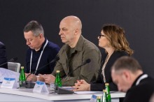 Вадим Філашкін та Олександр Гончаренко сидять у залі