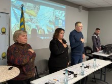 Заступник голови Донецької облдержадміністрації Олександр Шевченко та в.о. директора департаменту освіти і науки Юлія Бурцева під час гімну України