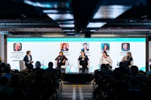 Представники влади та учасники форуму, обговорюють питання.