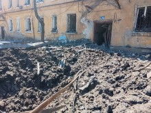 Вирва від авіабомби біля будинків після ворожого обстрілу