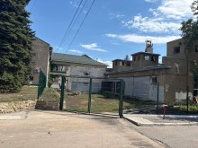 Пошкоджена ворожим ударом будівля шахти