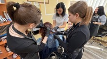 Майбутні перукарі - студенти Краматорського центру професійно-технічної освіти  під час виробничого навчання