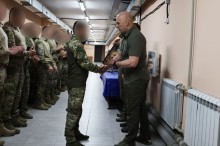 Вадим Філашкін тисне руку спецпризначенцю.