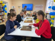 Учасники інтелектуального турніру "Королівство ходів" грають у шашки