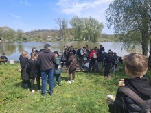 Учасники змагань біля водойми