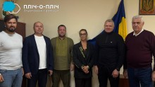 Спільне фото представників Соледарської та Визирської громади при підписанні меморандуму про співпрацю в межах національного проєкту Пліч-о-пліч: Згуртовані громади