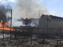Пожежа на місці зруйнованої окупантами будівлі.
