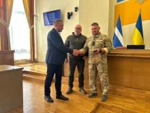 Керівники громад під час сесії Кременчуцької міської громади нагороджують Олега Кравченка — медика та працівника ветеранської політики, який брав участь в обороні міста Часів Яр.