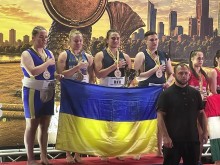 Молодіжна збірна України з сумо, у складі якої Софія Рудковська, співає державний гімн на найвищій сходинці п’єдесталу з прапором України