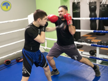 Ветеран російсько-української війни Юрій Коваль проводить тренування для підлітка