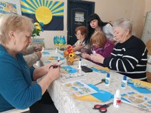 Жінки – переселенки під час майстер-класу вкладають в кожну поробку тепло душі, щирі побажання миру, добра і перемоги.
