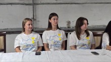 Представниці молодіжної ради Донеччини. Молоді дівчата у білих футболках, уважно дивляться в бік.