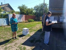 Жінці додому привезли гуманітарну допомогу від благодійників
