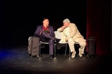 Актори театру на сцені грають виставу для глядачів з Мукачева та всієї України